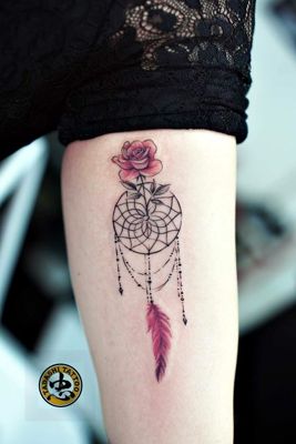 Tatouage attrape rêve noir avec une fleur et une plume rouge